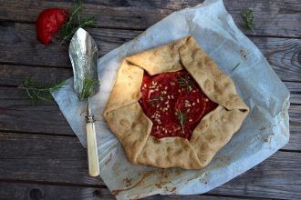 tarte rustique à la tomate vegan et sans gluten